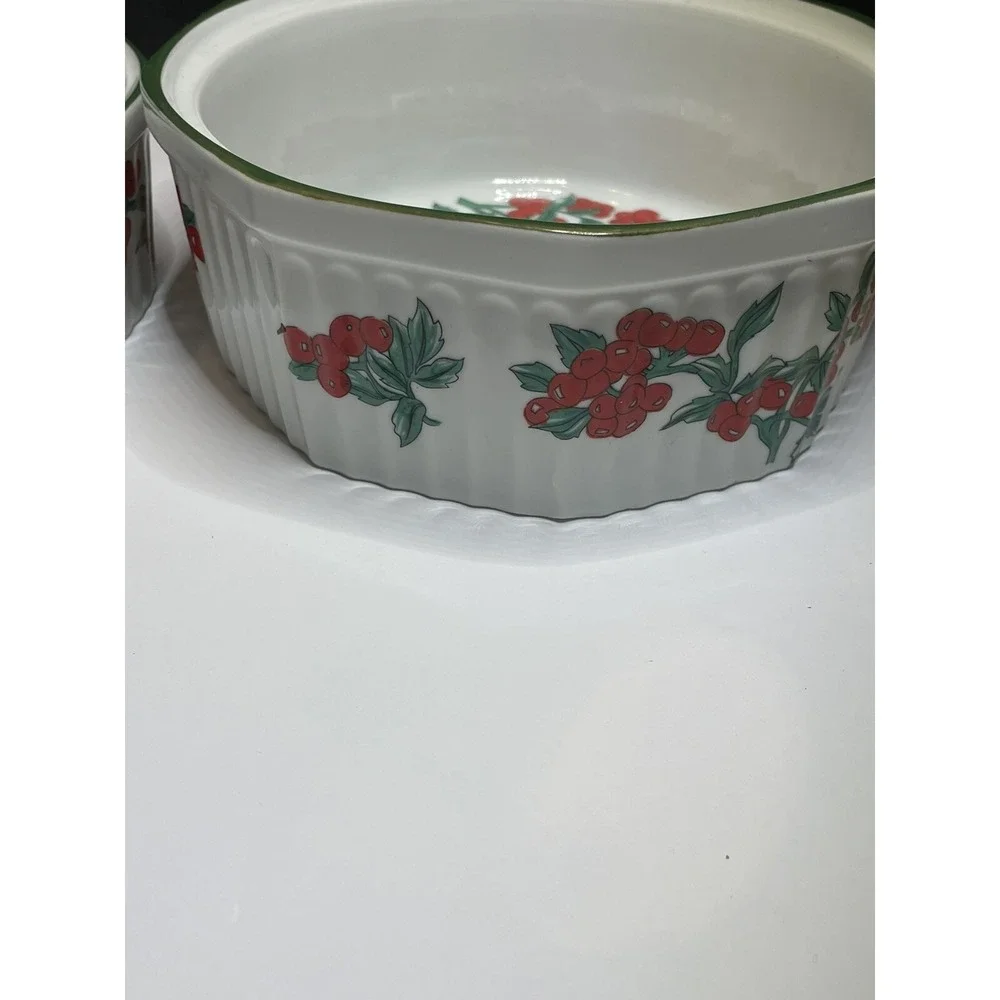 Vintage Berry Patch by New Trends Small Casserole with Lid and casserole Bowl